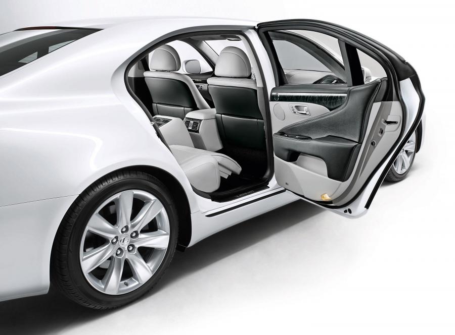 Lexus LS600h 2010 года  (фото 15 из 18)